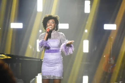 Keilla Júnia canta no centro do palco do The Voice Brasil 11