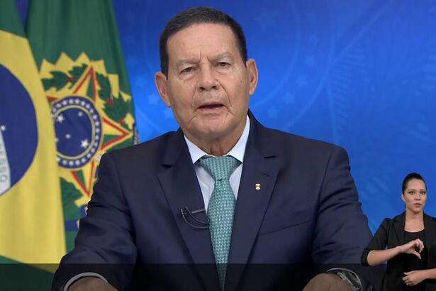 Hamilton Mourão de terno, em frente a bandeira do Brasil no último discurso do governo Jair Bolsonaro na TV