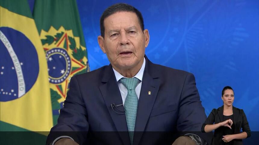 Hamilton Mourão de terno, em frente a bandeira do Brasil no último discurso do governo Jair Bolsonaro na TV