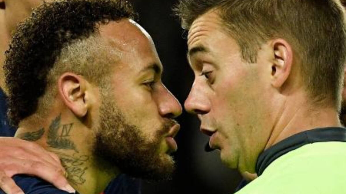 Neymar bate de frente com árbitro da partida entre PSG e Strasbourg