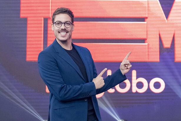 Fábio Porchat de blazer azul no Vem Que Tem da Globo