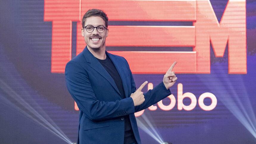 Fábio Porchat de blazer azul no Vem Que Tem da Globo