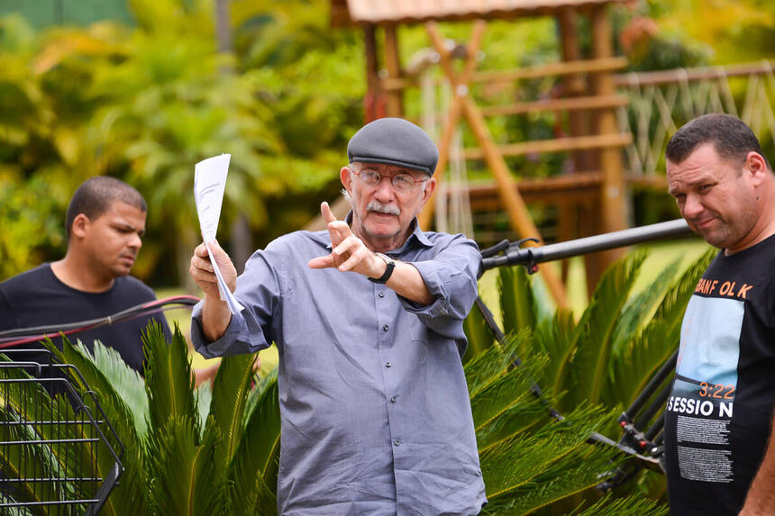 Reynaldo Boury indica a posição de ângulo de filmagens nos bastidores das gravações da novela As Aventuras de Poliana no SBT