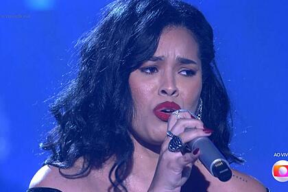 Bell Lins canta na semifinal do The Voice Brasil 11