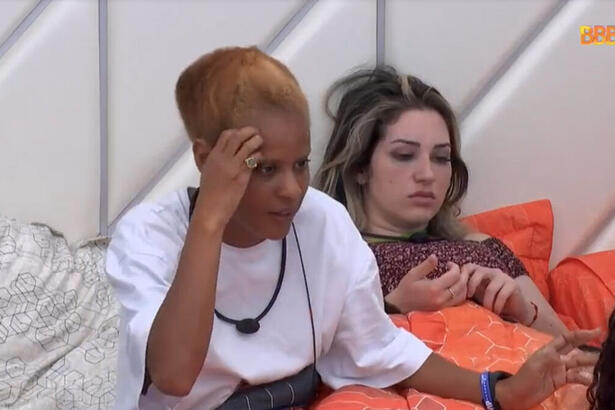 Aline Wirley em conversa no quarto do líder do BBB 23, com Amanda ao fundo da imagem