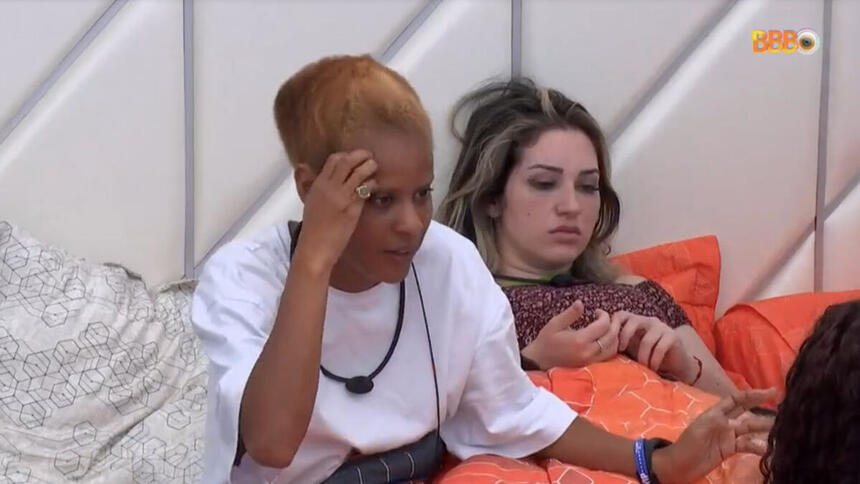 Aline Wirley em conversa no quarto do líder do BBB 23, com Amanda ao fundo da imagem