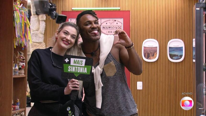 Participantes do BBB 23, Fred Nicácio e Marília seguram placa com os dizeres 'mais sintonia'