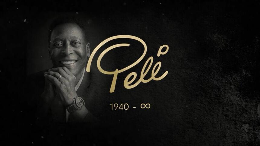 Pelé, com o sorriso no rosto, em uma arte da TV Globo com o seu nome, o ano de nascimento (1940) e o símbolo do infinito