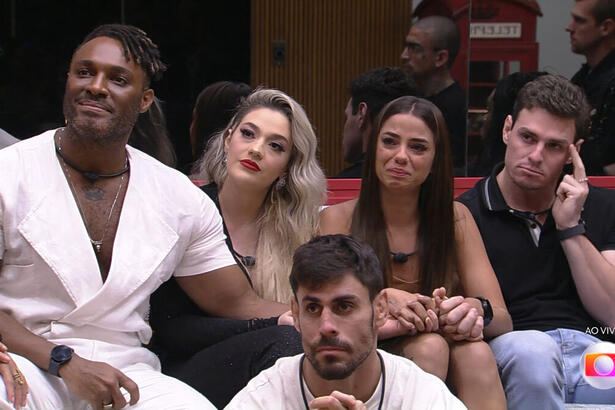 Fred Nicácio, Marília, Cara de Sapato, Gustavo e Key, sentados na sala do BBB 23, em trecho da noite de paredão