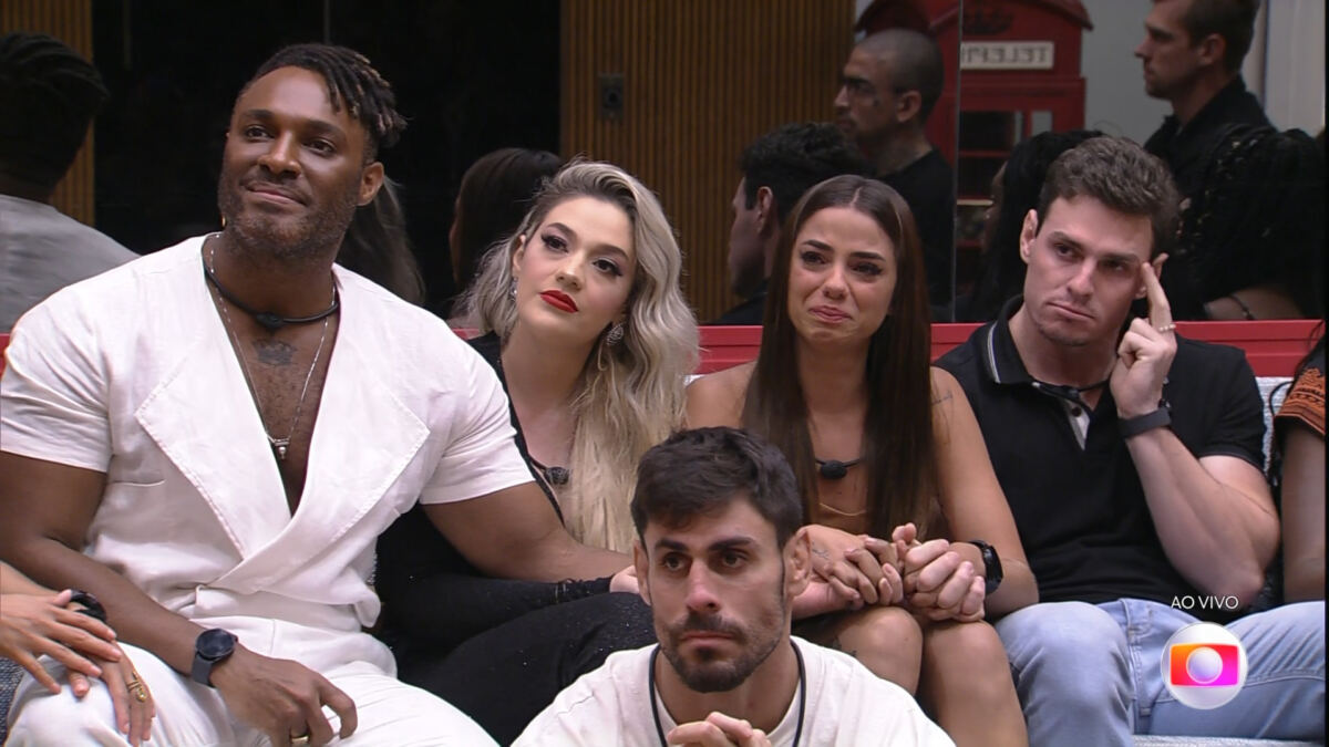 Fred Nicácio, Marília, Cara de Sapato, Gustavo e Key, sentados na sala do BBB 23, em trecho da noite de paredão