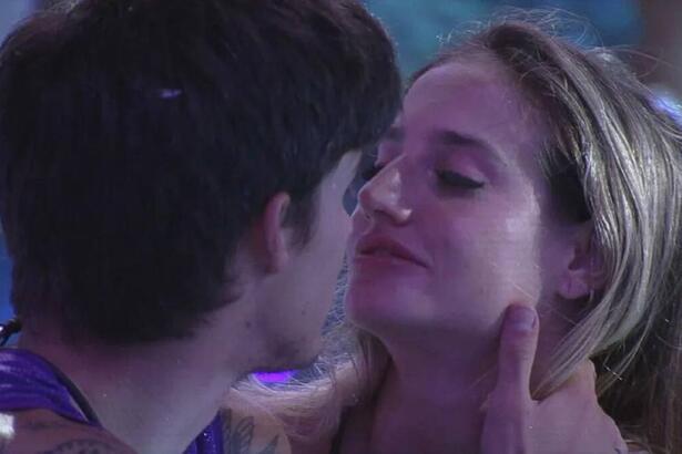 Bruna e Gabriel se olham após se beijarem.