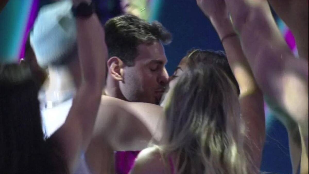 Key e Gustavo se beijando durante festa do BBB 23.
