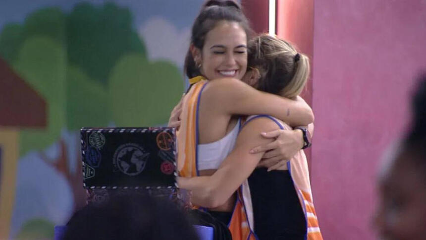 Bruna Griphao e Larissa se abraçando após a vitória na Prova do Líder do BBB 23