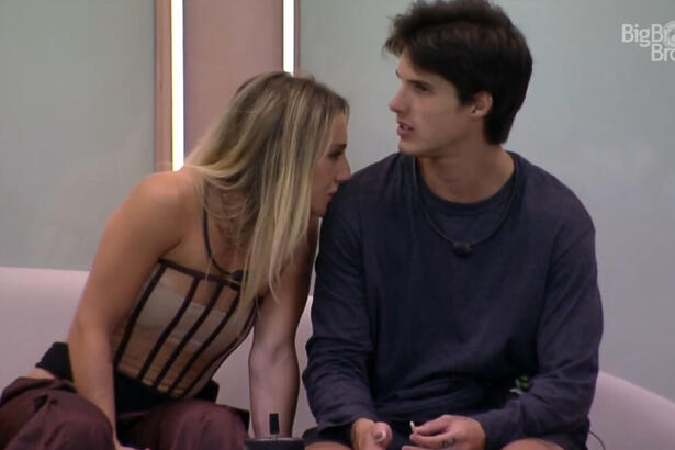 Bruna e Gabriel sentados, conversando, na varanda da área externa do BBB 23