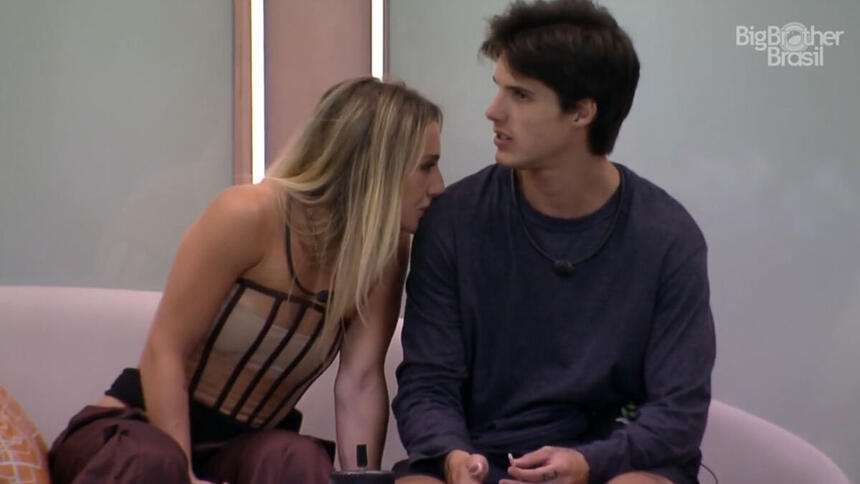 Bruna e Gabriel sentados, conversando, na varanda da área externa do BBB 23