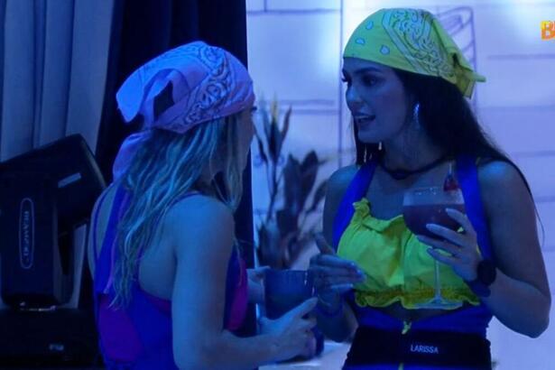 Bruna e Larissa conversando durante festa do BBB 23.