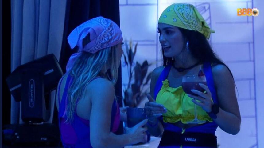 Bruna e Larissa conversando durante festa do BBB 23.