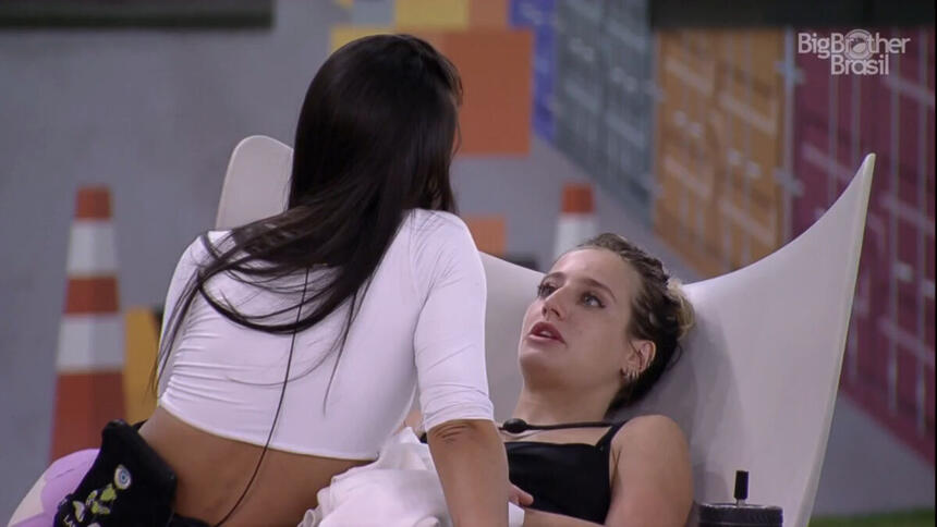 Larissa e Bruna Griphao conversando na área externa do BBB 23