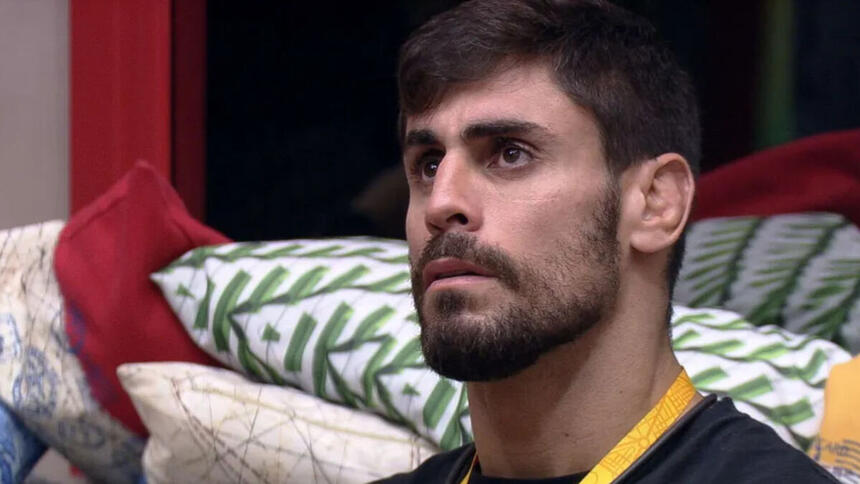 Cara de Sapato sentado na sala do BBB 23