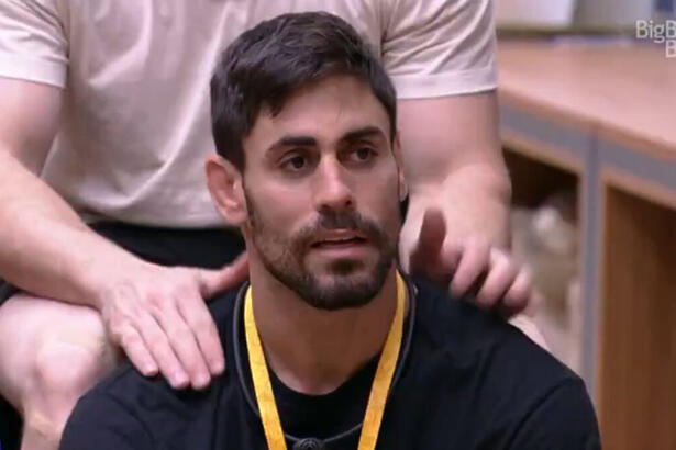 Rosto de Cara de Sapato sentado no chão da sala do BBB 23