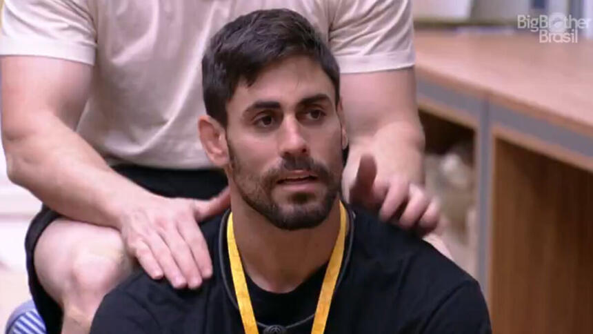 Rosto de Cara de Sapato sentado no chão da sala do BBB 23