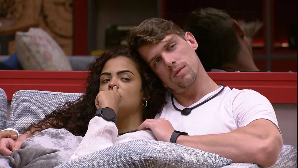 Cristian e Paula conversam na sala do BBB 23