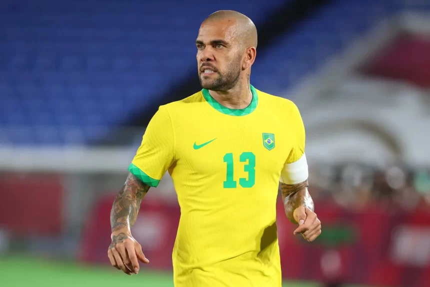 Daniel Alves, com a camisa 13 da Seleção Brasileira, em campo