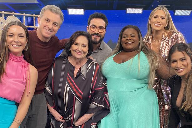 Regiane Alves, Luciano Huck, Déa Lúcia, padre Fábio de Melo, Jojo Todynho, Livia Andrade e Simone Mendes juntos, sorrindo durante gravação do Domingão, da TV Globo