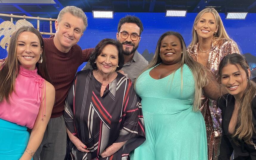 Regiane Alves, Luciano Huck, Déa Lúcia, padre Fábio de Melo, Jojo Todynho, Livia Andrade e Simone Mendes juntos, sorrindo durante gravação do Domingão, da TV Globo