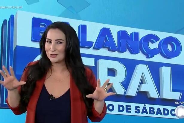 Fabiola Gadelha gesticulando com as mãos, em trecho da apresentação do Balanço Geral