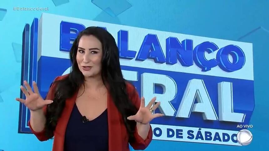 Fabiola Gadelha gesticulando com as mãos, em trecho da apresentação do Balanço Geral