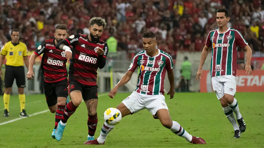 Jogadores de Flamengo e Fluminense em trecho da final do Cariocão 2021