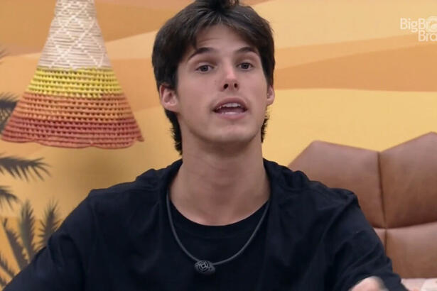 Gabriel Fop de camisa preta sentado na cama do Quarto Deserto durante conversa sobre paredão do BBB 23