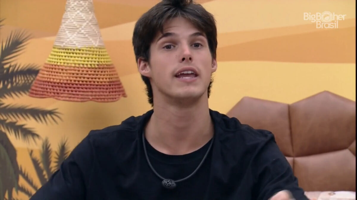 Gabriel Fop de camisa preta sentado na cama do Quarto Deserto durante conversa sobre paredão do BBB 23