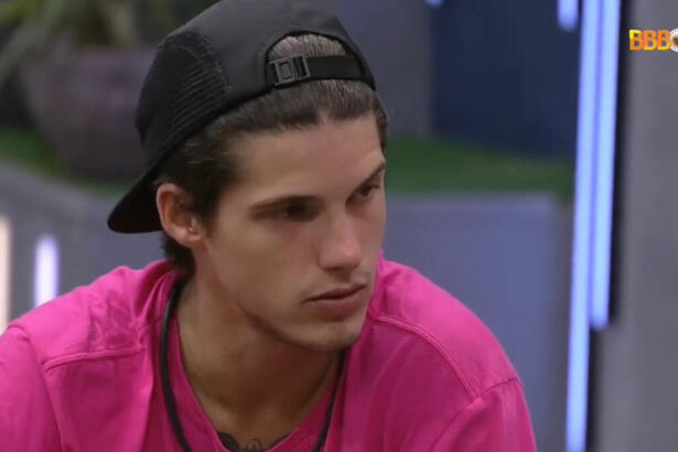 Gabriel Tavares, de blusa rosa, em trecho do BBB 23