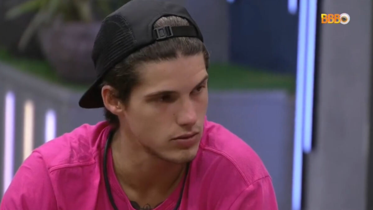 Gabriel Tavares, de blusa rosa, em trecho do BBB 23