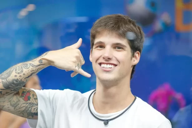 Gabriel acendendo com o braço no BBB 23