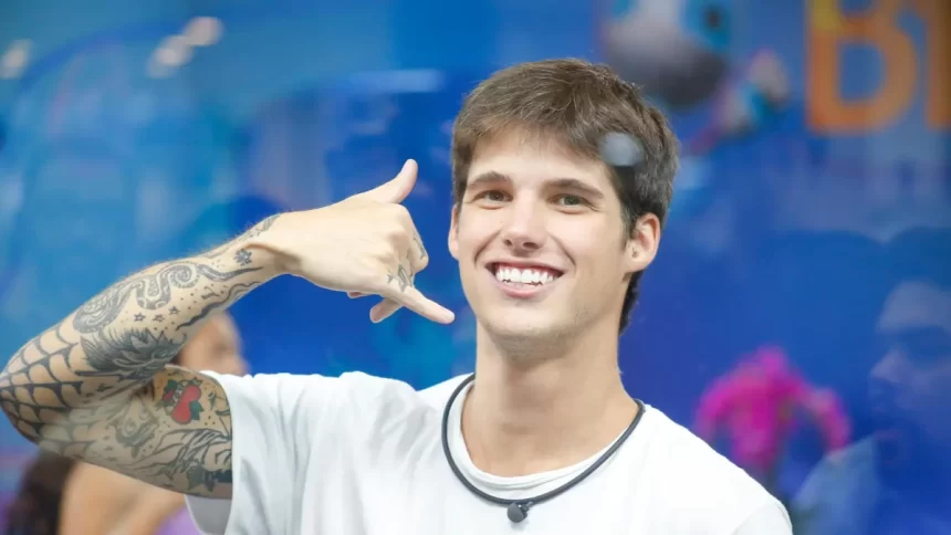 Gabriel acendendo com o braço no BBB 23