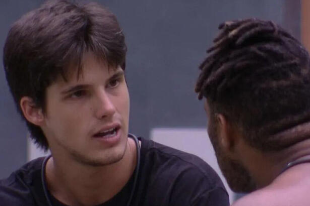 Gabriel, em primeiro plano, conversando com Fred Nicácio, de costas, no BBB 23