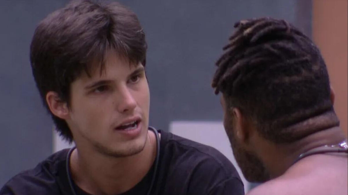 Gabriel, em primeiro plano, conversando com Fred Nicácio, de costas, no BBB 23