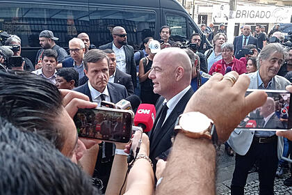 Gianni Infantino sendo entrevistado por jornalistas na porta da Vila Belmiro