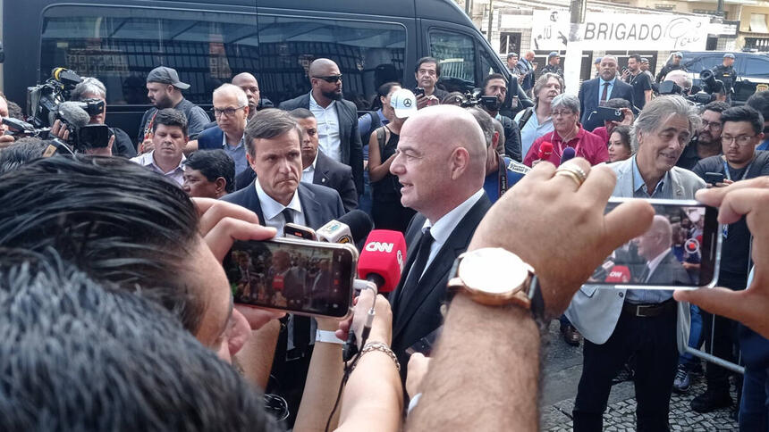 Gianni Infantino sendo entrevistado por jornalistas na porta da Vila Belmiro