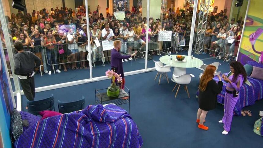 Paula de roupa roxa de frente para Giovanna na Casa de Vidro do BBB 23.