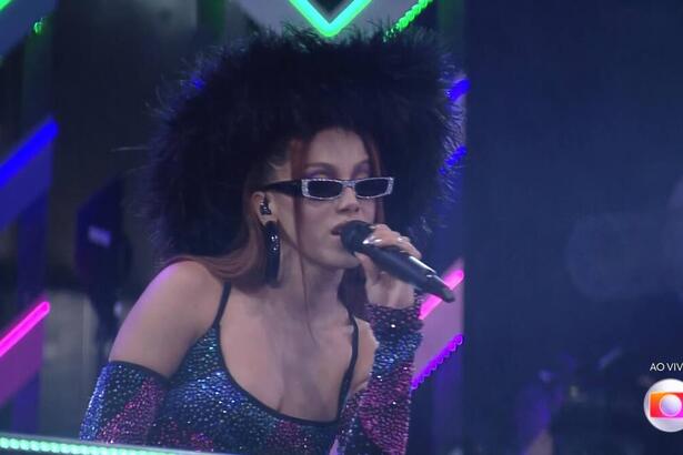 Anitta canta no palco da primeira festa do BBB 23