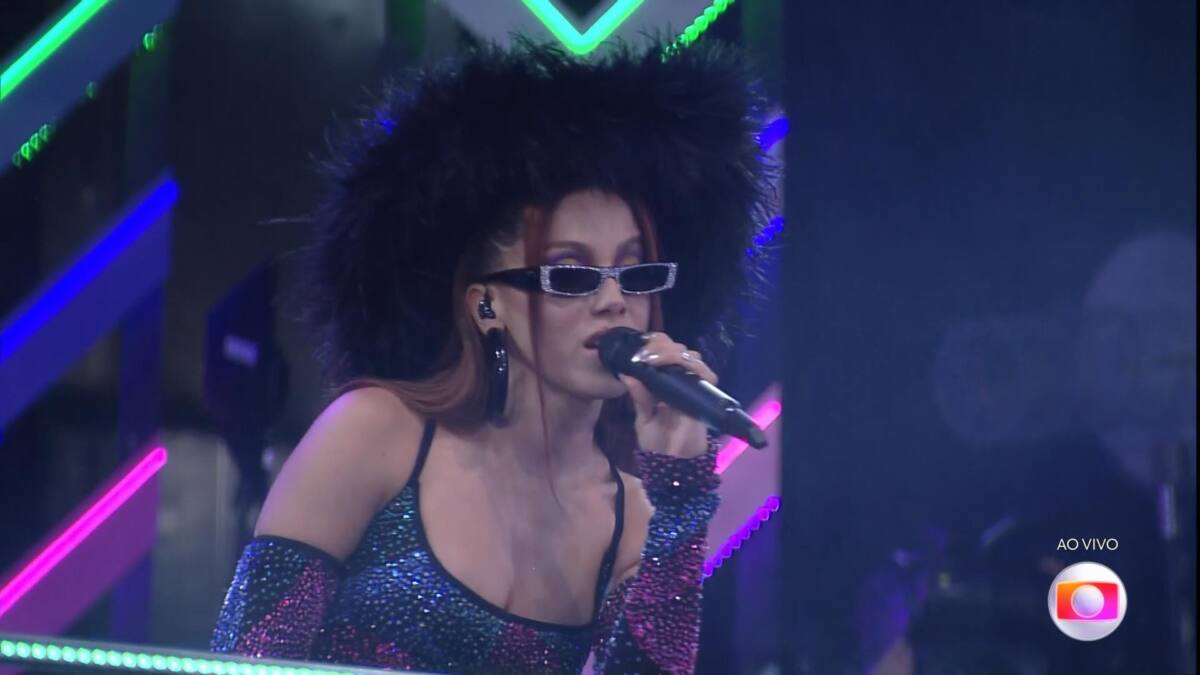 Anitta canta no palco da primeira festa do BBB 23