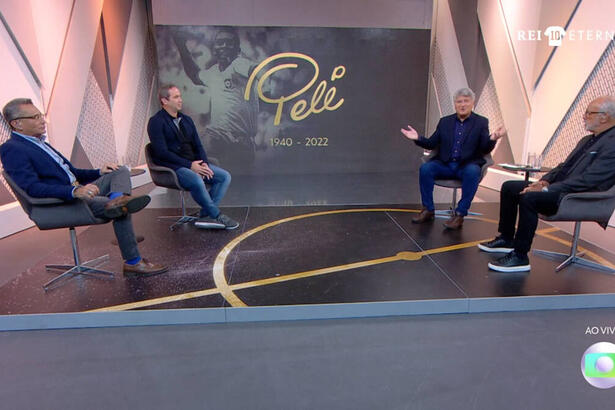 Cléber Machado, ao lado de Junior, Caio Ribeiro e Paulo César Vasconcellos no estúdio da cobertura especial do velório de Pelé na Globo