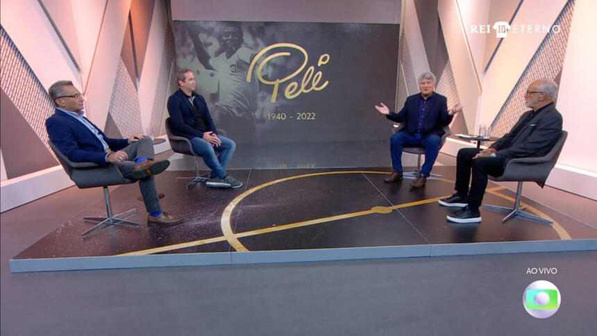 Cléber Machado, ao lado de Junior, Caio Ribeiro e Paulo César Vasconcellos no estúdio da cobertura especial do velório de Pelé na Globo