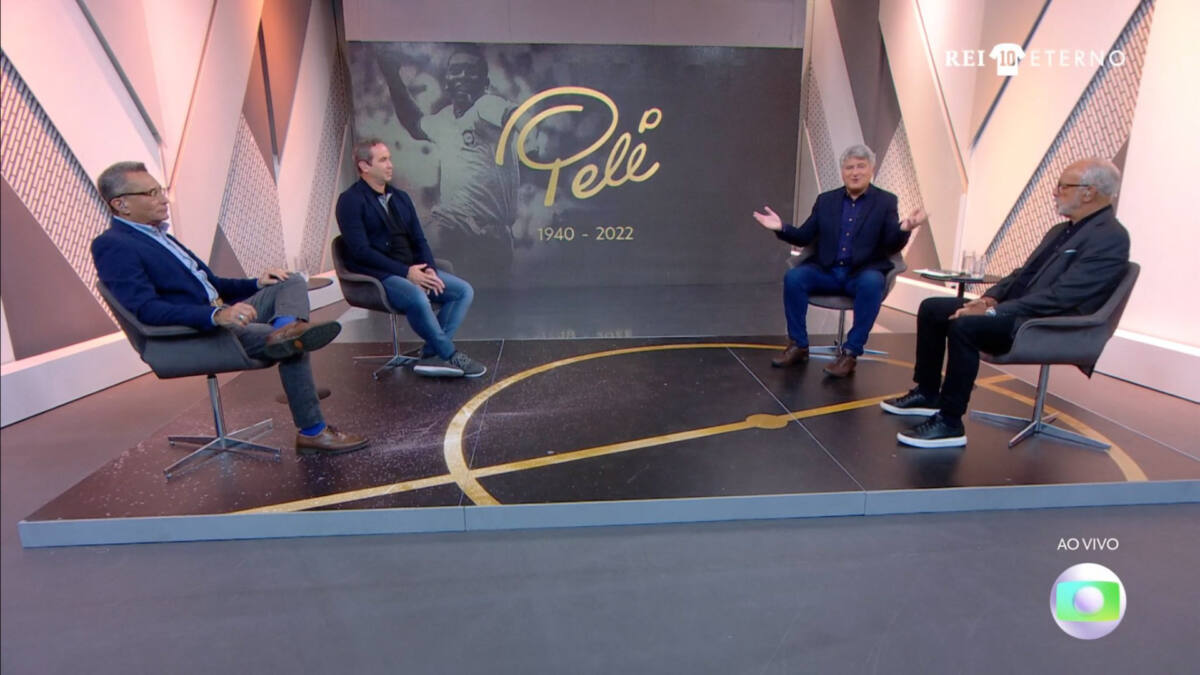 Cléber Machado, ao lado de Junior, Caio Ribeiro e Paulo César Vasconcellos no estúdio da cobertura especial do velório de Pelé na Globo