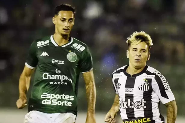 Jogadores de Guarani e Santos, em campo, em trecho do jogo pelo Paulistão