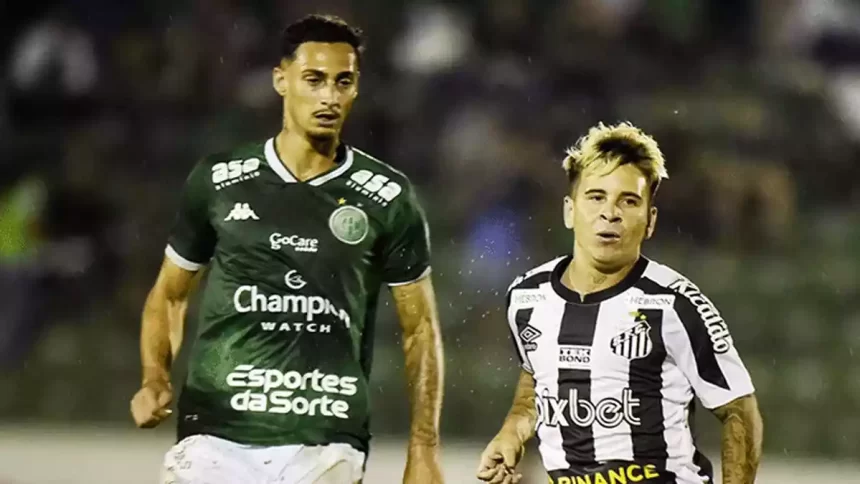 Jogadores de Guarani e Santos, em campo, em trecho do jogo pelo Paulistão